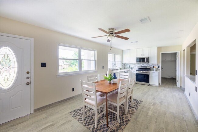 Building Photo - 505 Meadowbrook Dr