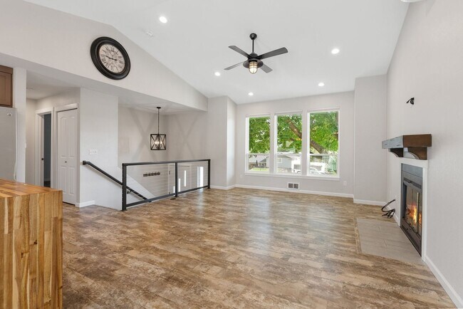 Building Photo - Beautiful 3/2 South Hill Home