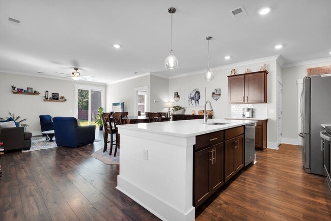Building Photo - **Experience Modern Comfort and Elegance i...