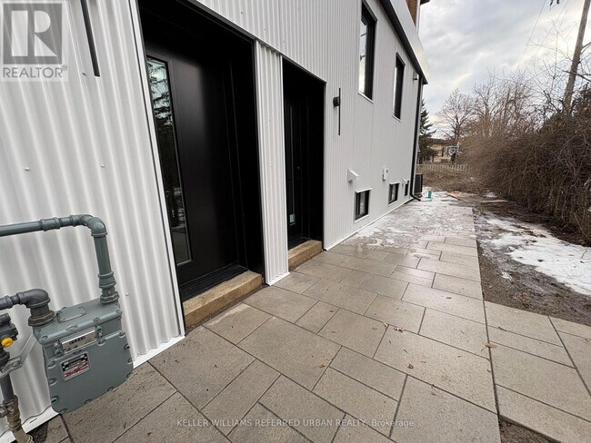 Photo du bâtiment - 113 Almore Ave