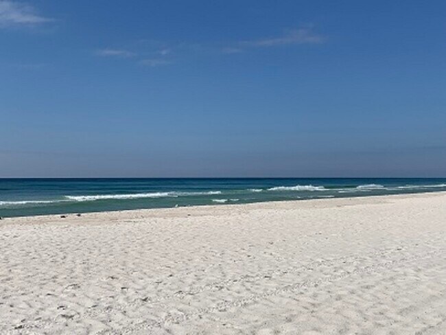 Foto del edificio - 17462 Front Beach Rd