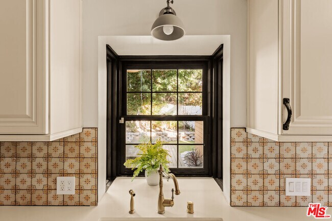 Foto del edificio - 1110 N Beverly Glen Blvd