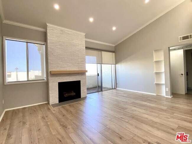 Building Photo - 5325 Newcastle Ave