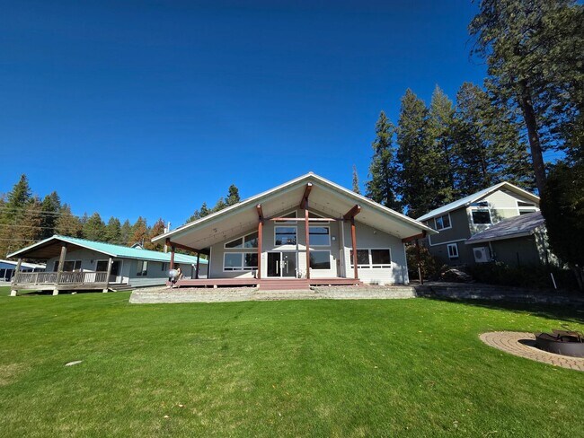 Foto del edificio - Lakefront Home on Diamond Lake