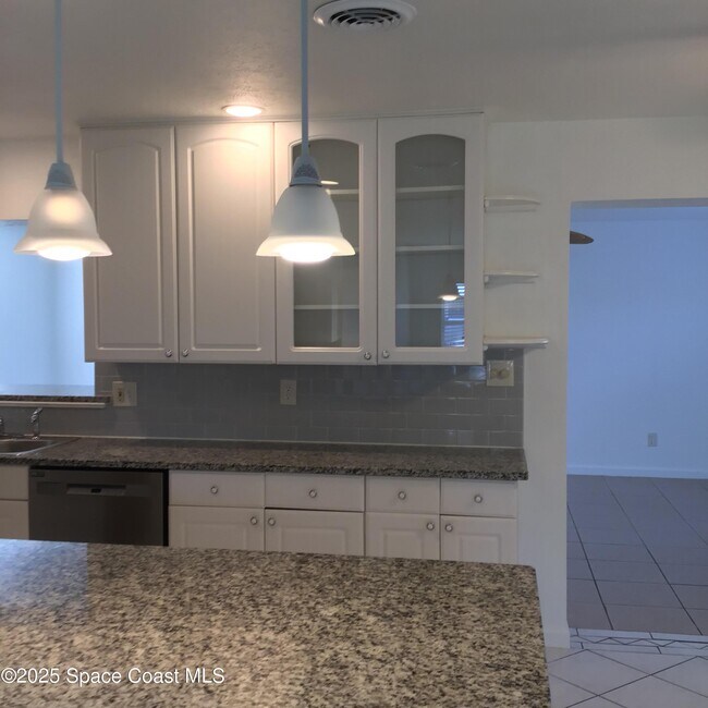 Foto del edificio - 2360 Warwick Rd