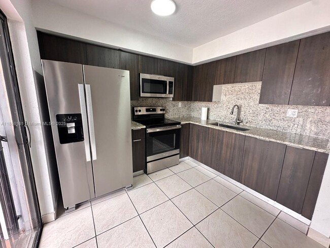 Foto del edificio - 1380 W 41st St