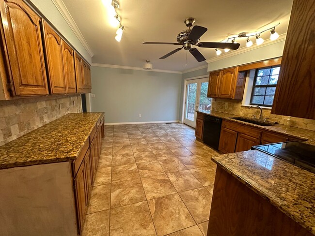 Foto del edificio - Come look at this 4-bedroom 3-bath home wi...