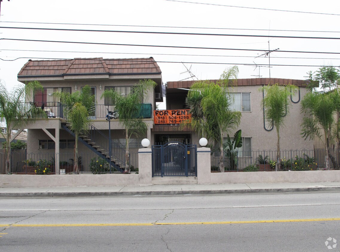 Building Photo - 10844 Oxnard St