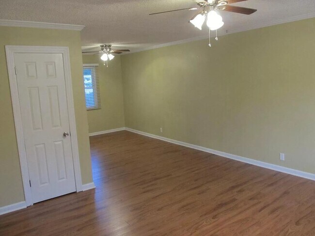 Building Photo - 725 Riderwood Dr