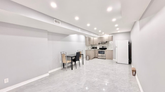 Building Photo - 59 Trumpeter St
