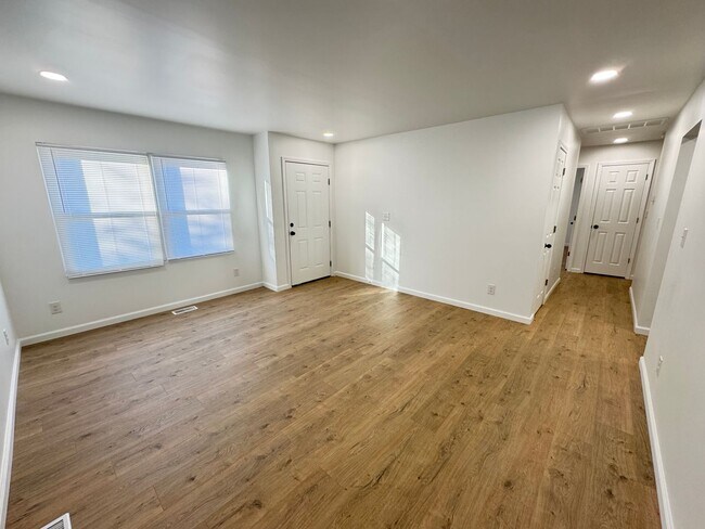 Building Photo - 3 Bedroom, 1 bath house with a bonus room