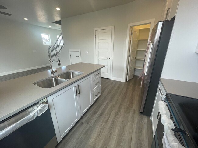 Foto del edificio - Mustang Townhome!! End unit!