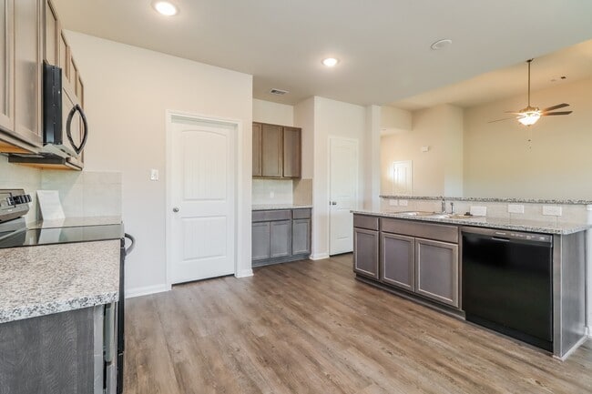 Building Photo - 14725 Country Club Dr