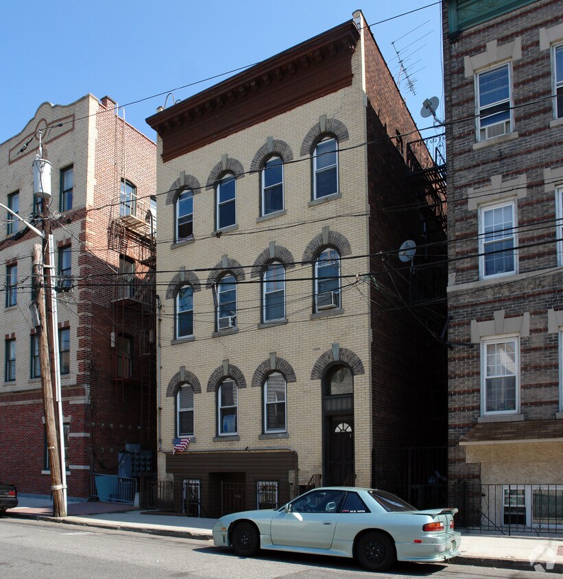 Building Photo - 396 E Kinney St