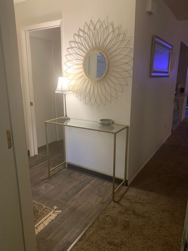 Building Photo - WELL MAINTAINED 2 BR, 2 BA TOWNHOME BY VAN MALL AREA!