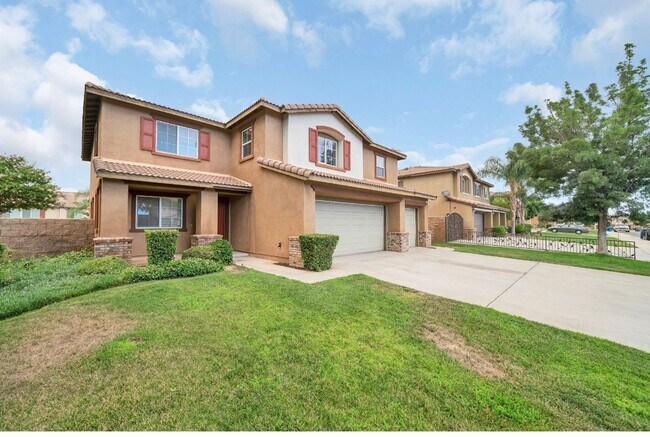Foto del edificio - Stunning 5BR Home with Pool in Orangecrest...
