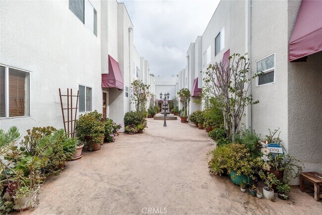 Building Photo - 14631 Dickens St