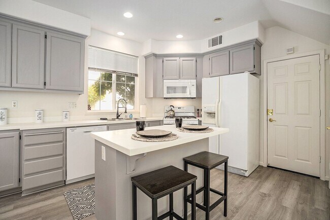 Building Photo - Beautiful and Move-In Ready, 4BD/2.5BA, Tw...