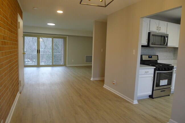 Building Photo - 6004 Westchester Park Dr