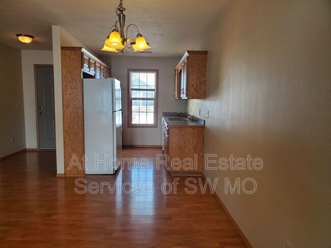 Building Photo - 1095 N Northwood Ave