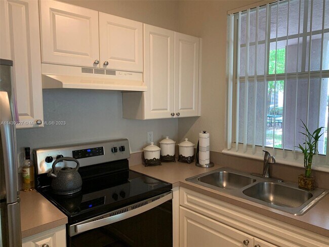 Foto del edificio - 6820 W Sample Rd