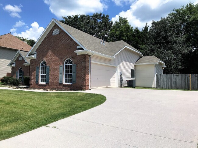 Building Photo - One Level Living! Updated 3BR / 2BA in Pri...