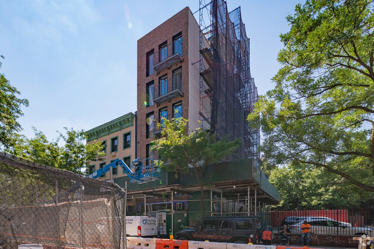 650 E 6th St New York, NY 10009-6862 - 650 E 6th St