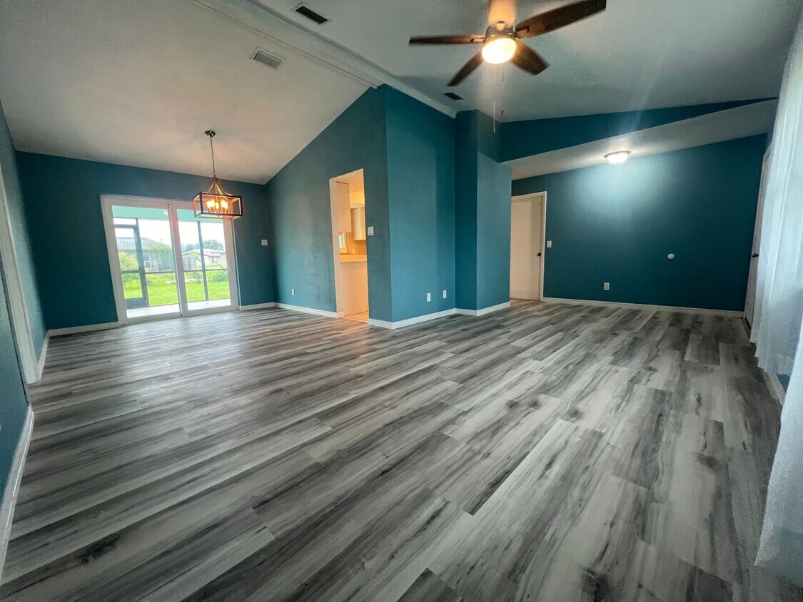 Primary Photo - Annual ** Newly Renovated ** 3 Bedroom / 2...