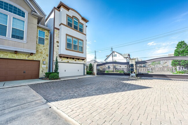 Building Photo - 11027 Acorn Falls Dr