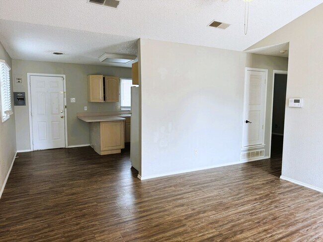 Foto del edificio - Charming 3 Bedroom Home - Available Septem...
