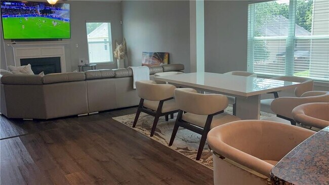 Foto del edificio - 1301 Rose Terrace Cir