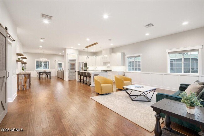 Foto del edificio - 4311 E Earll Dr