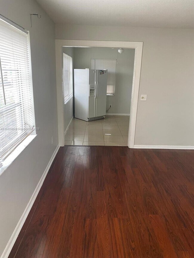Foto del edificio - 3931 SW 51st St