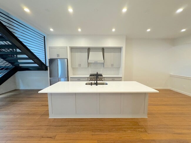 Building Photo - 3 BED | 2.5 BATH | MODERN | PRIVATE PARKING