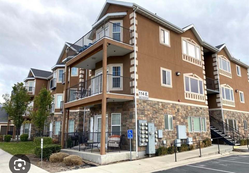 Primary Photo - 114 E Bella Monte Dr