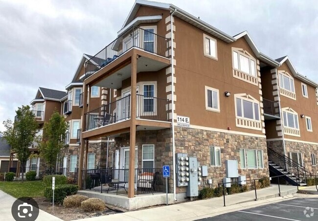 Building Photo - 114 E Bella Monte Dr