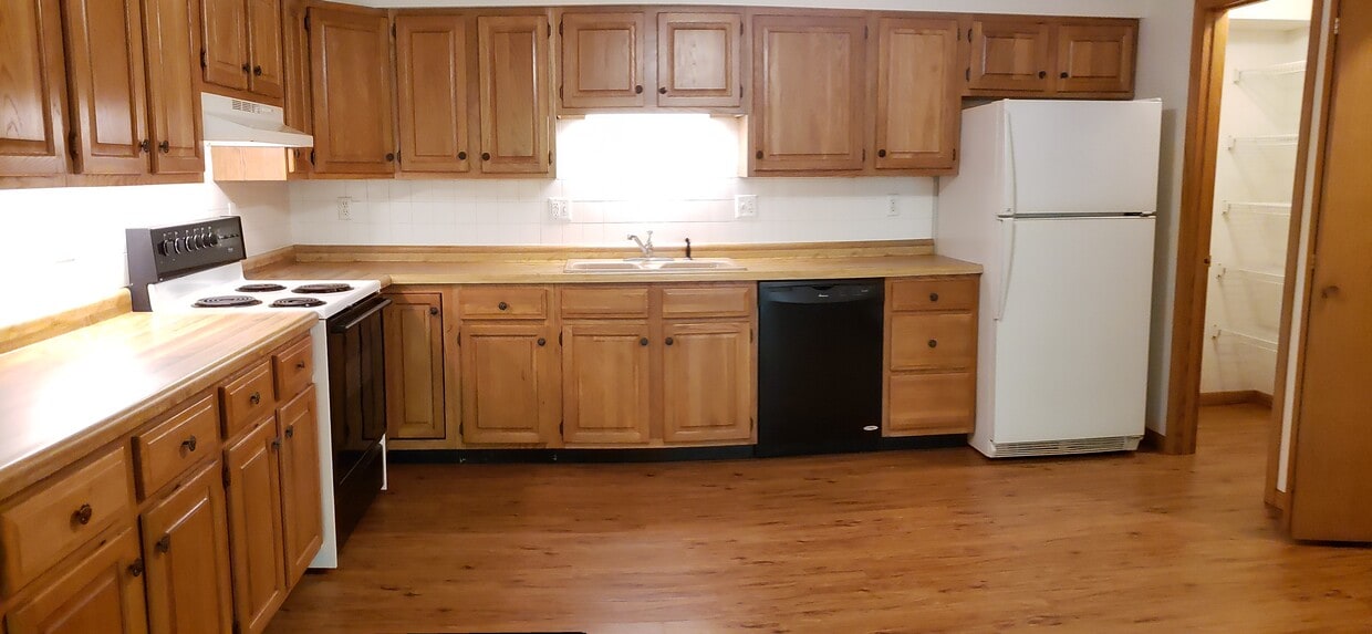 HUGE Kitchen with many cabinets and lots of counter space. - 320 Cayman St