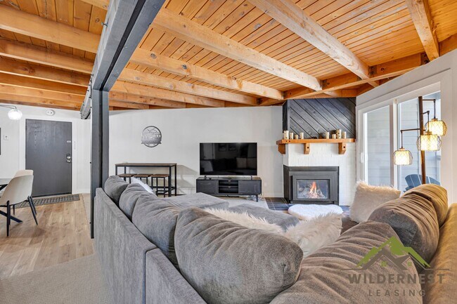 Building Photo - Gorgeous Remodeled Treehouse 2 Bed with Mo...