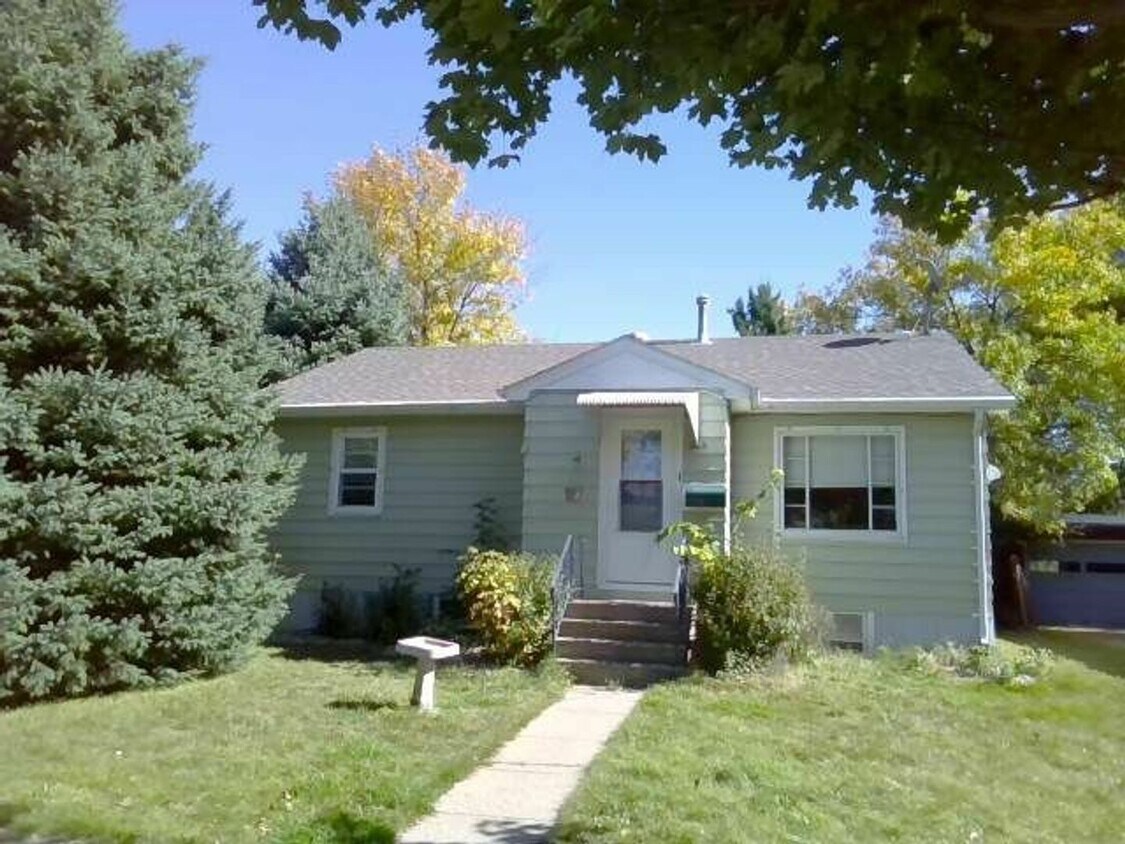 Foto principal - 4 Bed 2 Bath House! Fenced in yard!