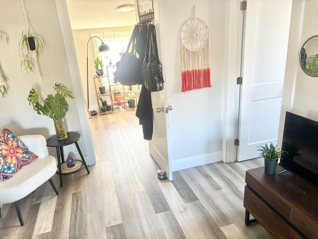 Building Photo - 2 Bedroom / 1 Bathroom Unit - Available for Rent!