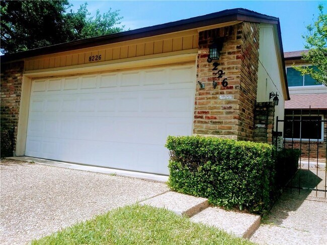 Foto del edificio - 8226 Summer Side Dr