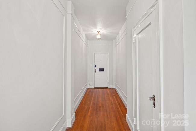 Foto del edificio - 301 W 10th St