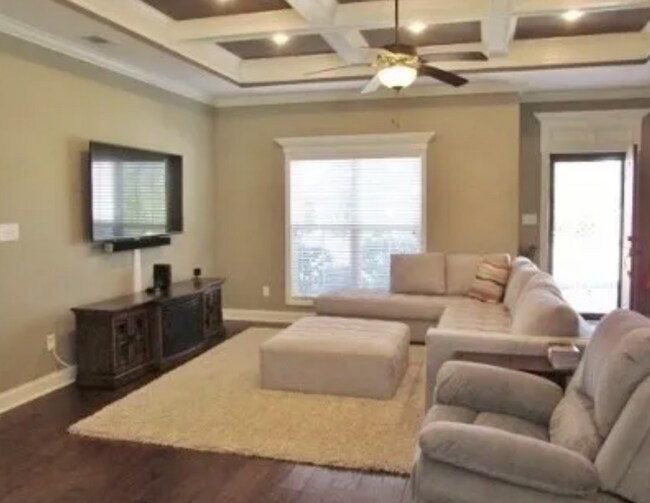 Foto del edificio - Spacious 4-Bedroom Home with Modern Upgrad...