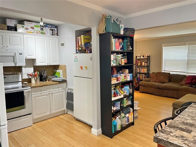 Foto del edificio - 7965 SW 57th Ave