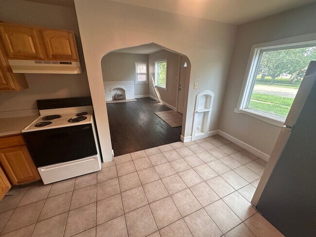 Building Photo - $900 - 2 bed 1 bath - Single Family Home