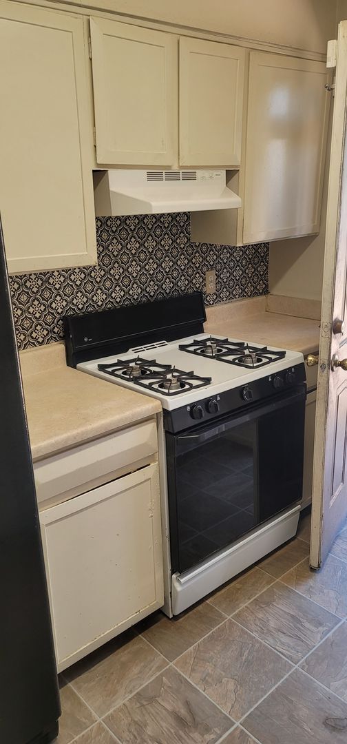 Foto del edificio - 3-Bedroom Home with Spacious Backyard & Ca...