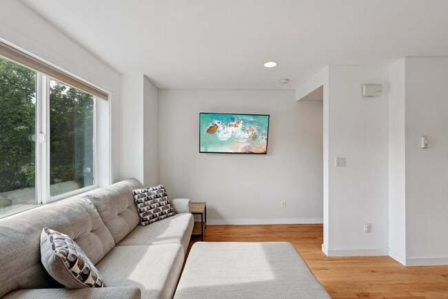 Foto del edificio - 3-Bedroom Beauty with Fenced Yard and Flex...