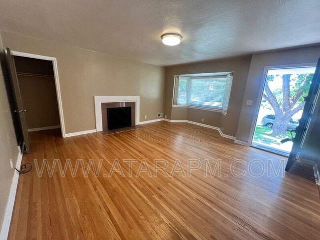 Building Photo - 871 Foothill Dr