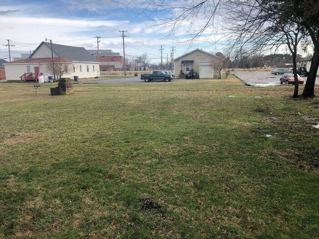 Building Photo - Lovely 3-Bedroom Home Near Everyday Essent...