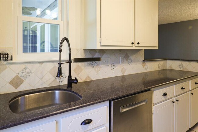 Foto del edificio - 8705 Clearbrook Trail